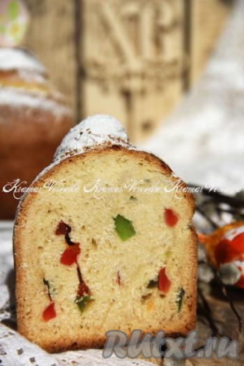 Готовые куличи, замешанные на топленом молоке, хорошо остудить, а затем щедро посыпать сахарной пудрой. Вот такие красивые пасхальные куличи получаются в разрезе.