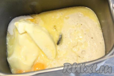 Далее влить растительное масло и размягченное сливочное масло.