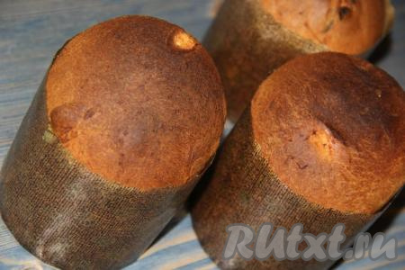 Выпекать подошедшие куличи в разогретой духовке при температуре 180 градусов, примерно, 45 минут. Готовность куличей проверить сухой лучинкой (лучинка останется сухой при прокалывании готовых куличей). Из этого количества теста у меня получилось 3 средних кулича. Выпечку хорошо остудить.