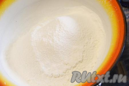 Для кулича муку лучше просеять, можно даже два раза.