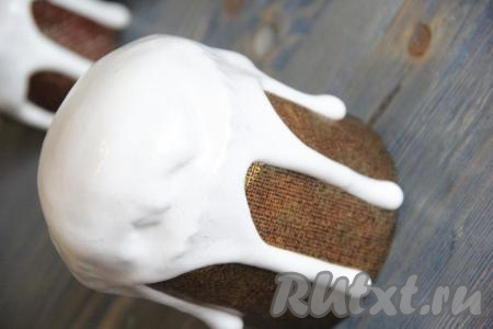 Готовые куличи, замешанные на молоке, покрыть&nbsp;глазурью и украсить по желанию. Я покрыла куличи сахарной глазурью (сахарная пудра, смешанная с лимонным соком, консистенцию глазури выбирайте сами).