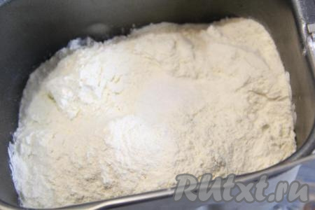 Изюм предварительно обдать кипятком, обсушить. Добавить в ведёрко хлебопечки муку и соль. Выставить режим "Замес теста", в моей хлебопечке он длится 1,5 часа. По сигналу добавить изюм.