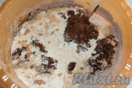 Далее влить молоко.