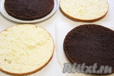 Готовые коржи остудить, а затем разрезать на две части. У нас получится 4 коржа.