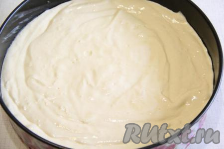 Тесто получится очень воздушное. Дно формы застелить пергаментом, выложить тесто в форму. Выпекать корж в разогретой духовке при температуре 200 градусов, примерно, 35 минут. Готовность проверить сухой зубочисткой.