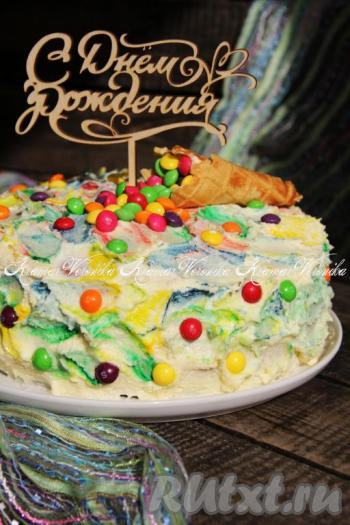 Затем я подкрасила остатки крема пищевыми красками и покрыла верх и бока торта. Украсила вафельным рожком и конфетками.