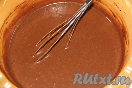 Всё тщательно перемешать, добавить уксус. Тесто получится не густое, гладкое и однородное.