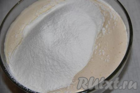 Затем всыпать просеянную муку и аккуратно перемешать тесто лопаткой.