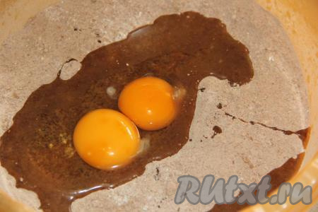 В получившуюся смесь добавить яйца и перемешать.