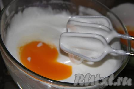 Взбить белки с сахаром до стойких пиков, ввести желтки по одному, продолжая взбивать.