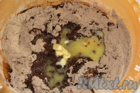 Далее влить оливковое масло и растопленное (не горячее) сливочное масло, слегка перемешать.