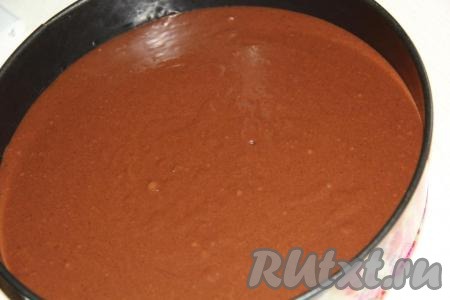 Пергаментом застелить дно формы для выпечки (я выпекала корж в разъёмной форме диаметром 28 см). Вылить тесто в форму и выпекать в разогретой духовке при температуре 200 градусов, примерно, 35-40 минут. Готовность проверить сухой зубочисткой (зубочистка должна остаться сухой при прокалывании готового коржа).