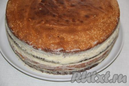 Собрать торт, по желанию, можно пропитать коржи сиропом. Промазать коржи чиз кремом (часть крема оставить для украшения). Я чередовала шоколадные и ванильные коржи. Поставить бисквитный торт в холодильник и дать пропитаться в течение ночи.