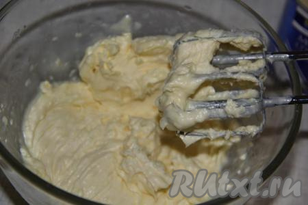 Для приготовления чиз крема соединить мягкое сливочное масло, сгущёнку и творожный сыр комнатной температуры. На низкой скорости миксера перемешать крем до однородного состояния.