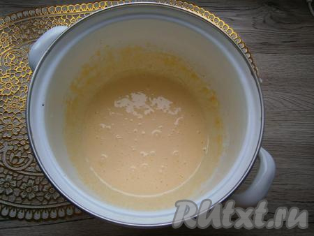 Взбить желтки с сахаром миксером до светлой массы.