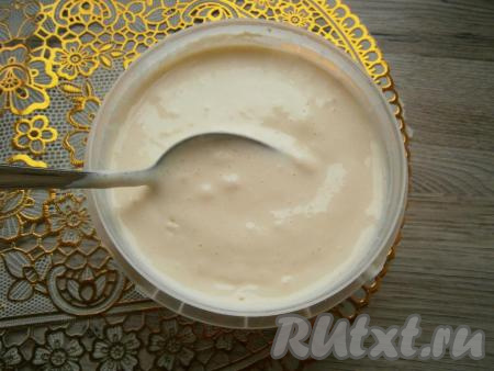 Поместить контейнер в морозилку на 6-8 часов. Каждые 1,5 часа сливочную смесь нужно хорошо перемешивать.&nbsp;