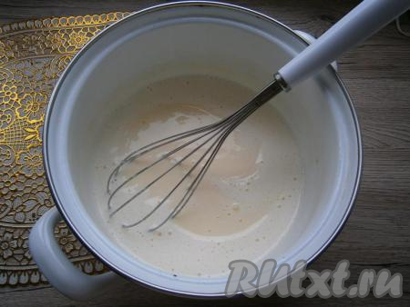 Поставить смесь на небольшой огонь, довести до кипения при периодическом помешивании. Варить до небольшого загустения (смесь станет плотнее) - 3-4 минуты.