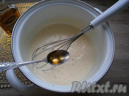 Снять смесь с огня, дать ей остыть, после чего влить коньяк и хорошо перемешать.