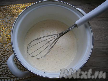 Влить горячие сливки в желтковую массу, тщательно перемешивая венчиком.