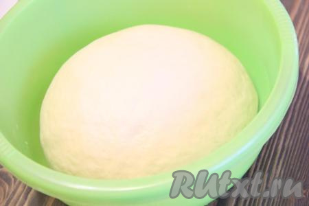 В тёплую воду всыпать сахар и дрожжи, перемешать и оставить минут на 15 (до появления пышной шапочки). Затем в глубокой миске соединить сметану, тёплое молоко, яйцо и дрожжевую смесь, перемешать. Влить в получившуюся смесь растительное масло, перемешать. Добавляя постепенно просеянную муку и соль, замесить нежное и мягкое тесто. Тесто оставить в миске в тёплом месте, накрыв пищевой плёнкой, на 2 часа. Тесто хорошо увеличится в объёме.