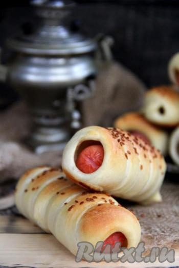 Дрожжевое тесто в процессе запекания должно стать красивого золотистого цвета. Сосиски в тесте, приготовленные по этому рецепту, хороши и в горячем, и в холодном виде. Такие аппетитные, сытные и вкусные сосиски в тесте понравятся и детям, и взрослым, попробуйте!