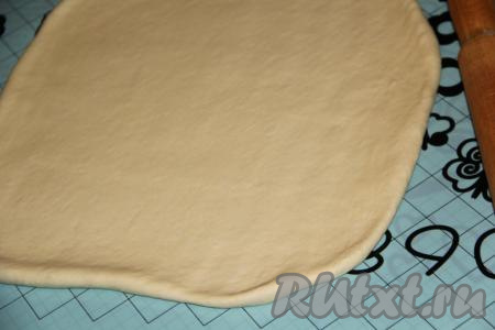 На присыпанном мукой столе (или на силиконовом коврике) скалкой раскатать тесто в пласт (не тонко).