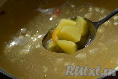 Обжариваем овощи на слабом огне, помешивая, до прозрачности, затем снимаем с огня. Когда картофель сварится, выкладываем в суп обжаренные овощи, солим по вкусу.