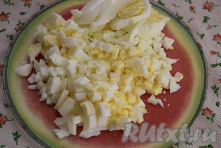 Вареные яйца очищаем, даём им остыть. Остывшие яйца нарезаем мелкими кубиками.