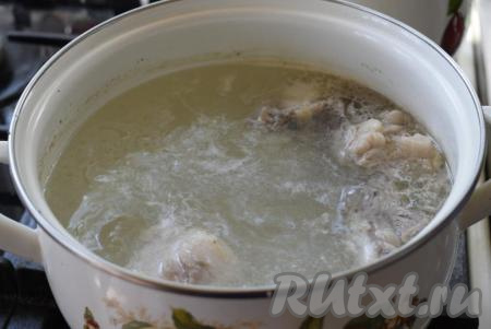 Варим насыщенный мясной бульон, для этого в холодную воду кладем мясо, 1 очищенную луковицу и варим до готовности мяса, уменьшив огонь после закипания до минимума, снимая пену. Длительность варки будет зависеть от выбранного вами мяса (говядина варится до готовности, примерно, 1,5-2 часа, свинина - от 40 минут - до 1 часа 20 минут).