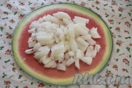 Мелко нарезаем луковицу.