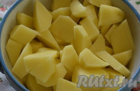 Картофель чистим и нарезаем на дольки.