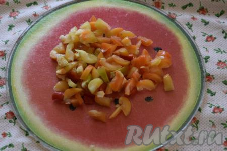 Кладем картофель в кипящий бульон, после закипания уменьшаем огонь и варим картошку до готовности. Пока картофель варится, готовим зажарку, для этого 1 луковицу чистим,&nbsp;болгарский перец освобождаем от семян и плодоножки. Мелко нарезаем болгарский перец.