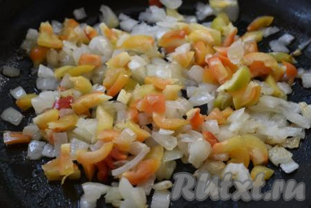 Выкладываем лук и перец на сковороду, разогретую с растительным маслом.