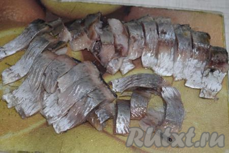 Филе сельди нарезаем на крупные полоски.