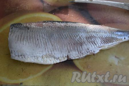 Удаляем плёнку внутри сельди и разделываем селедку на филе, тщательно удаляя косточки.