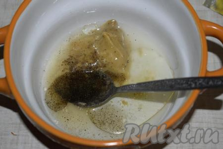 Для приготовления заправки смешиваем в глубокой миске горчицу, соль, сахар, уксус, черный молотый перец, растительное масло.