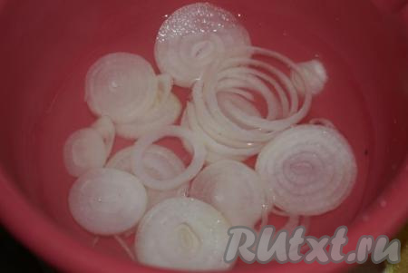 Лук очищаем и нарезаем кольцами. Заливаем луковые кольца кипятком, добавляем щепотку соли, уксус и оставляем промариноваться на 10-15 минут. По истечении времени сливаем маринад, слегка отжимаем лук и выкладываем его на бумажные полотенца, для того чтобы ушла влага.