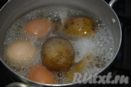Отвариваем яйца и картофель в кожуре до готовности. Готовый картофель должен легко прокалываться ножом или вилкой.