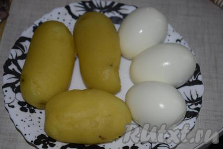 Очищаем картофель от кожуры, а яйца - от скорлупы.