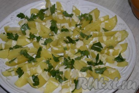 Посыпаем картофель половиной нарезанной петрушки.