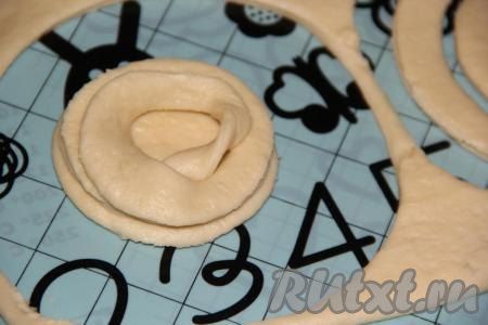 Формируем булочки: полоску скрутить вдвое (скрутить восьмеркой и сложить вместе два получившихся кольца) и выложить на круглое донышко.