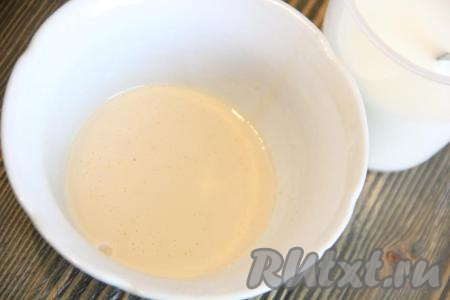 В 100 миллилитрах тёплой воды растворить дрожжи и оставить на 10-15 минут.