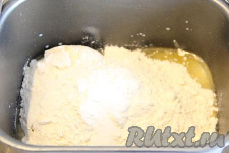 Я замес теста сделала в хлебопечке. В ведёрко хлебопечки влить разведенные в воде дрожжи, остатки тёплой воды, добавить масло, яйцо, сахар. Всыпать муку и соль. Выставить режим "Замес теста", контролировать формирование колобка. Тесто должно быть мягким и нежным, хорошо отставать от стенок ведёрка. Если замес делать руками: в глубокую миску к разведенным с водой дрожжам влить оставшуюся тёплую воду, растительное масло, добавить яйцо и сахар. Всыпать муку и соль. Замесить нежное, мягкое тесто.