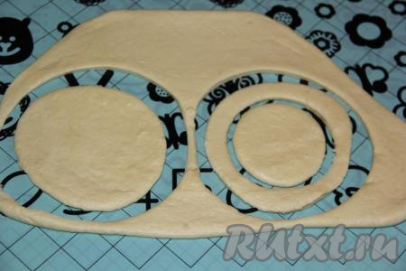 Раскатать тесто в пласт (не очень тонко). Затем вырезать стаканом круг, взять стакан меньший в диаметре и вырезать круг. У нас получится кружок и полоска шириной, примерно, 1 см (готовая заготовка справа на фото).