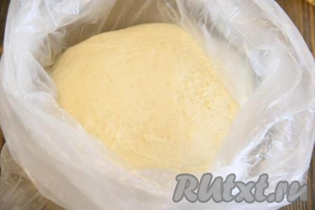 Как только тесто сформируется (в хлебопечке или после замеса вручную) можно переложить его в пакет и отправить в холодильник на ночь, а можно дать тесту подняться в течение 1,5 часов (в хлебопечке или в миске), а затем обмять и снова дать подняться.