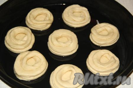 Выложить булочки на противень, смазанный маслом.