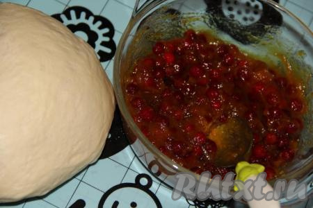 Как только наше тесто поднимется второй раз, можно формировать булочки. Если тесто оставляли в холодильнике, утром достать тесто из холодильника, слегка обмять и оставить его на 1 час при комнатной температуре. В роли начинки для булочек я использовала густое повидло и замороженную бруснику. Я ягоды не размораживала, просто слегка их пересыпала крахмалом. Можете выпекать такие булочки и без начинки, тоже очень вкусно!