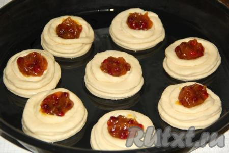 Вложить начинку из повидла и ягод внутрь булочек. Оставить дрожжевые булочки в тепле на 45 минут. Затем выпекать в разогретой духовке при температуре 200 градусов, примерно, 25 минут.&nbsp;