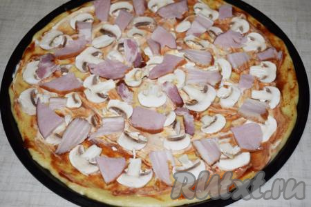 Шампиньоны очищаем от пленочки и нарезаем на пластины. Выкладываем грибы и ломтики колбасы (или ветчины) в произвольном порядке на тесто, смазанное кетчупом и майонезом.