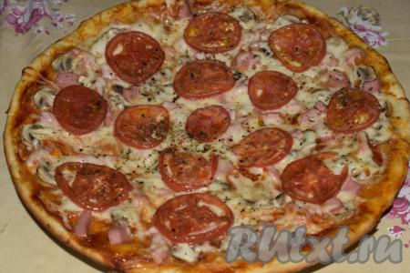 Выпекаем в духовке, разогретой до 180 градусов, около 20-25 минут. Готовую пиццу с шампиньонами, колбасой и сыром достаем из духовки и подаем к столу в горячем виде, посыпав сверху итальянскими травами.